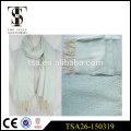 Preço de fábrica cor sólida personalizada malha lenço de acrílico com franjas longas